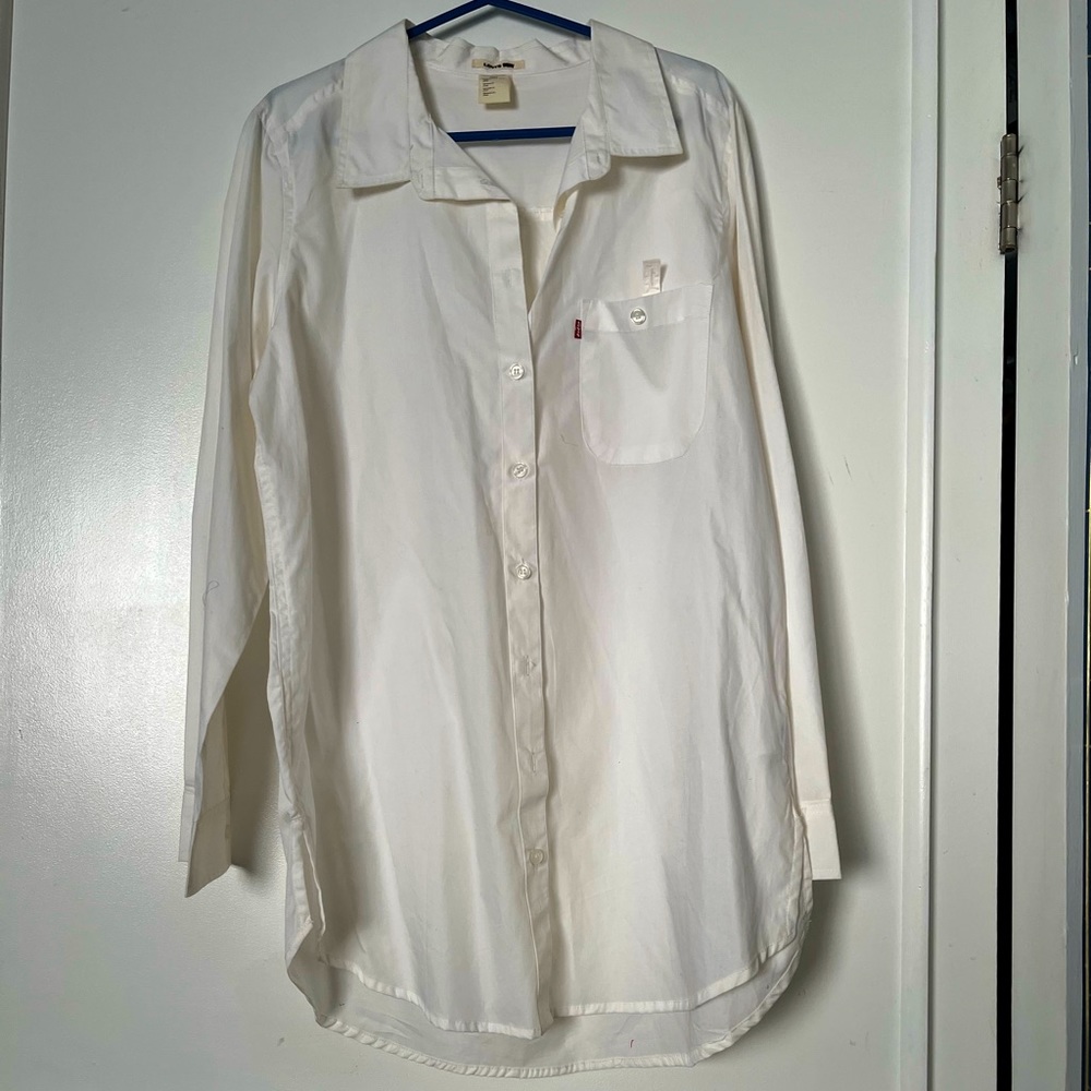 NEW Levi Extra Long White Button Down Shirt in size Large w/front pocket logo.